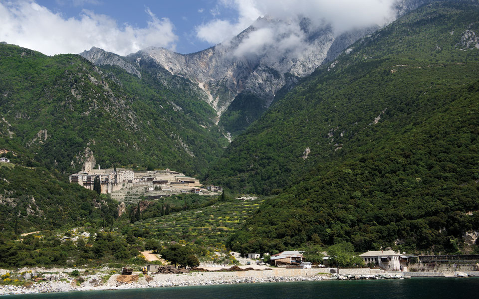 ενας-ζωγράφος-έρχεται-από-τη-σκιά-στο-φ-2076439