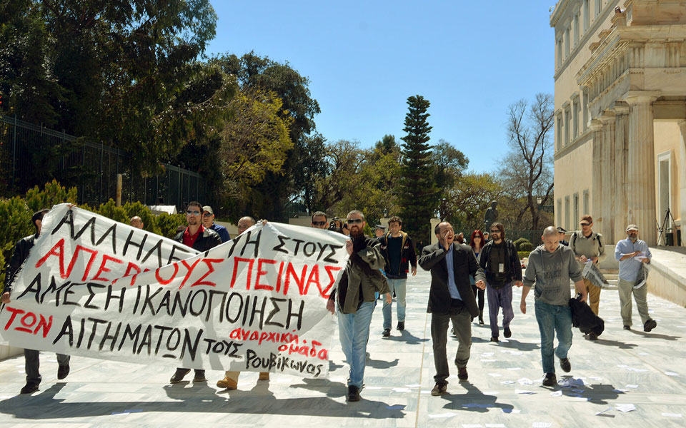 αντεξουσιαστές-στο-προαύλιο-της-βουλ-2076114