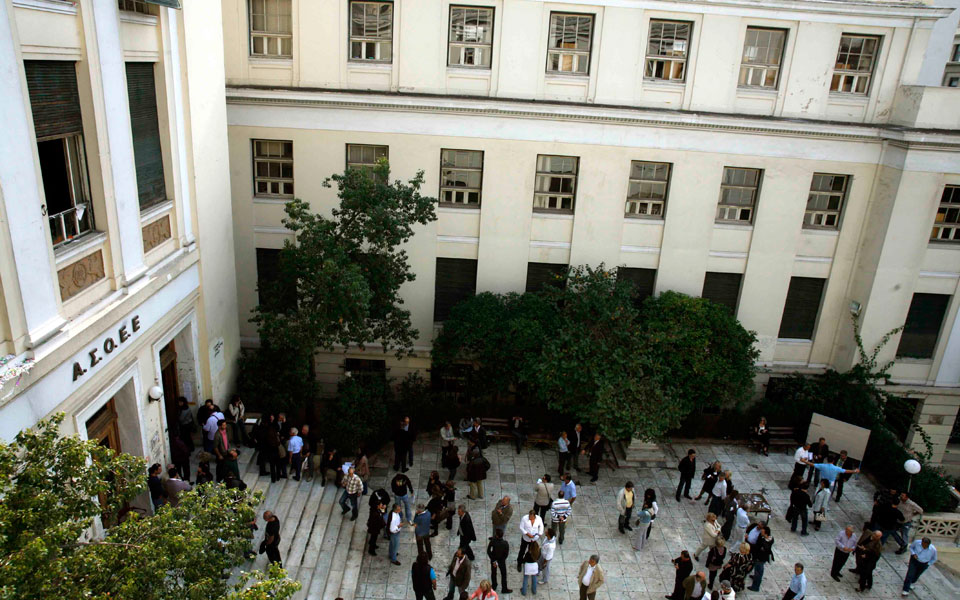 ομάδα-ατόμων-έβαλε-φωτιά-σε-κάδους-απο-2079106