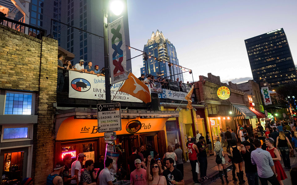 ελληνες-αναζητούν-την-ευκαιρία-στο-τ-2079077