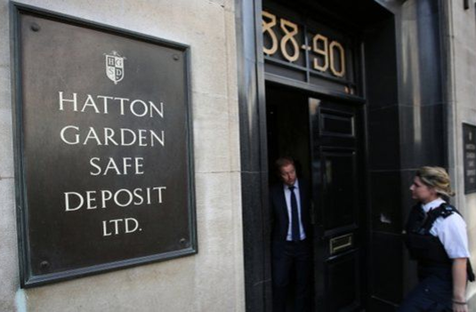 λεία-διαρρηκτών-300-εκατ-ευρώ-σε-πολύτιμ-2077332