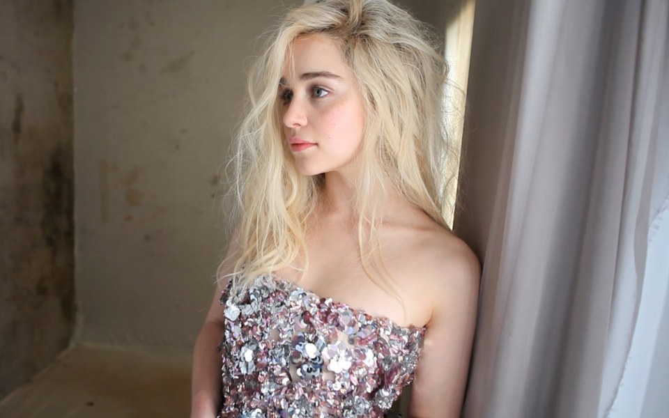 στα-παρασκήνια-της-φωτογράφησης-της-emilia-cl-2079508