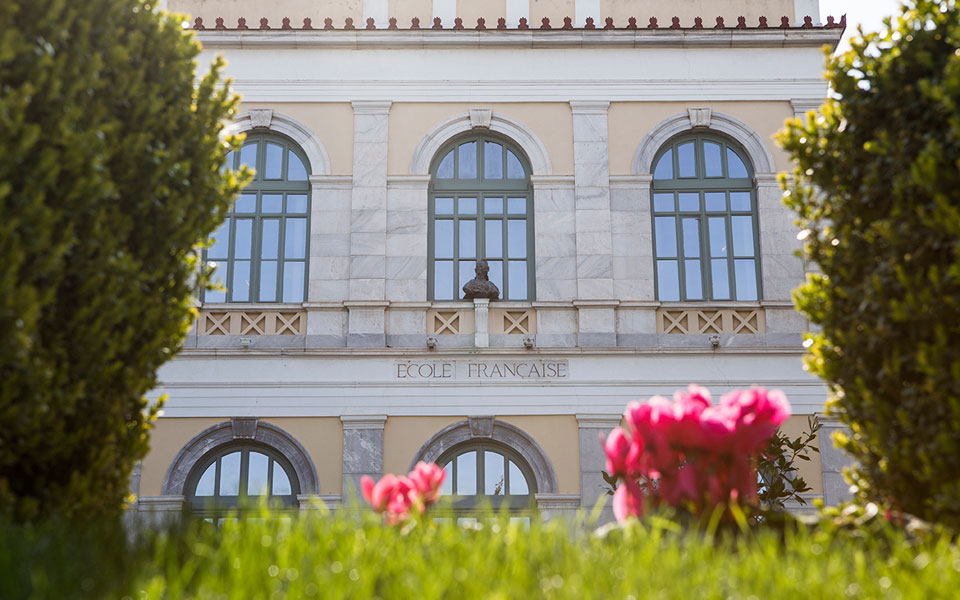 νεον-διάχυση-τέχνης-σε-πόλη-και-περιφέ-2075980