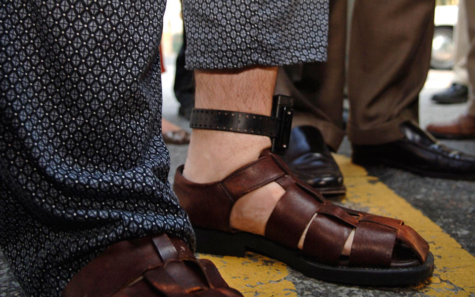 βραχιολάκι-ο-δεσμοφύλακας-και-επωνύμ-2080508