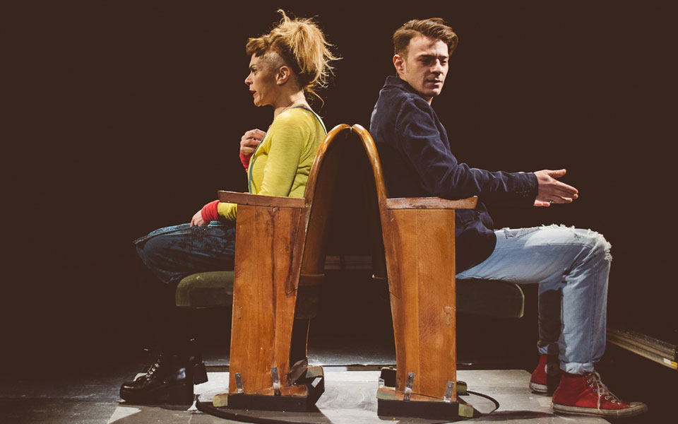 μέσα-από-το-σκοτάδι-περάσαμε-από-την-έ-2077231