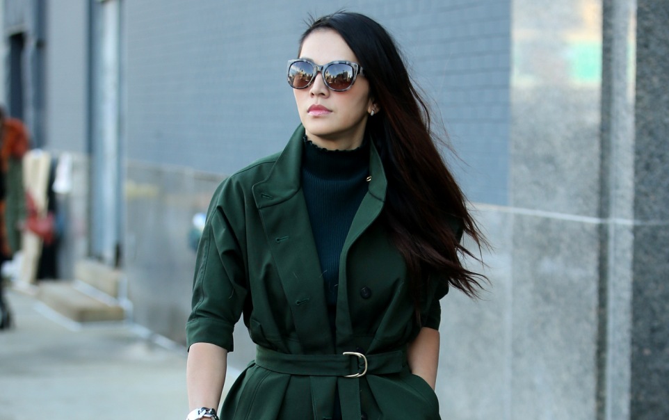 fashion-tips-μοντέρνο-look-με-ένα-χρωματιστό-πανωφό-2077031