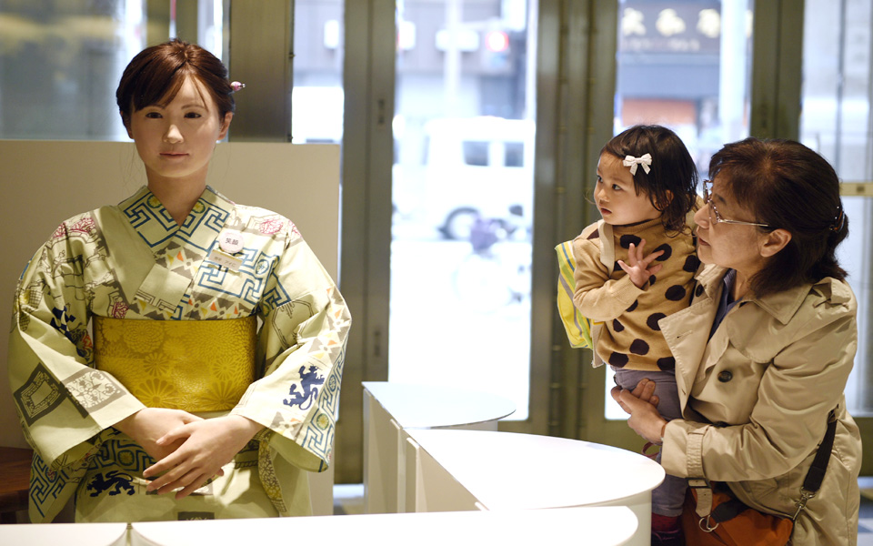 mια-ρεσεψιονίστ-αλλιώτικη-2080830