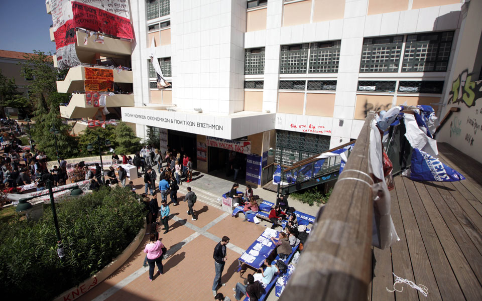 10-λιγότερα-χρήματα-σε-πανεπιστήμια-τει-2077197