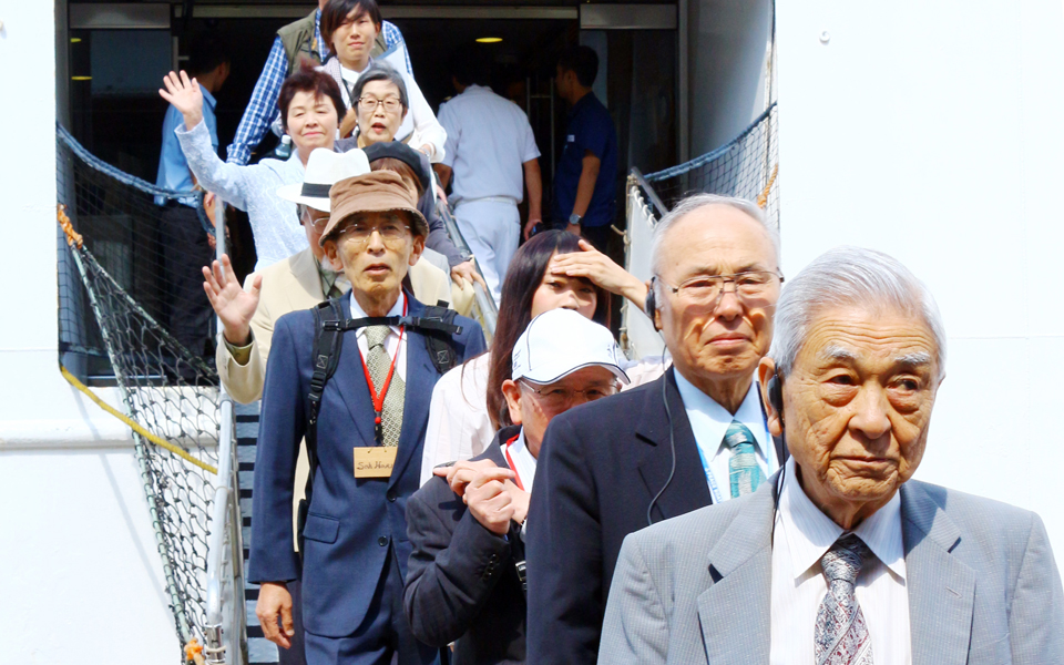 το-πλοίο-της-ειρήνης-στον-πειραιά-οι-2083046