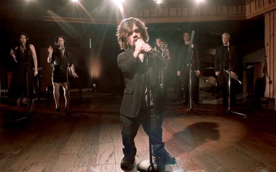 το-μιούζικαλ-των-coldplay-με-το-καστ-του-game-of-thrones-2084589