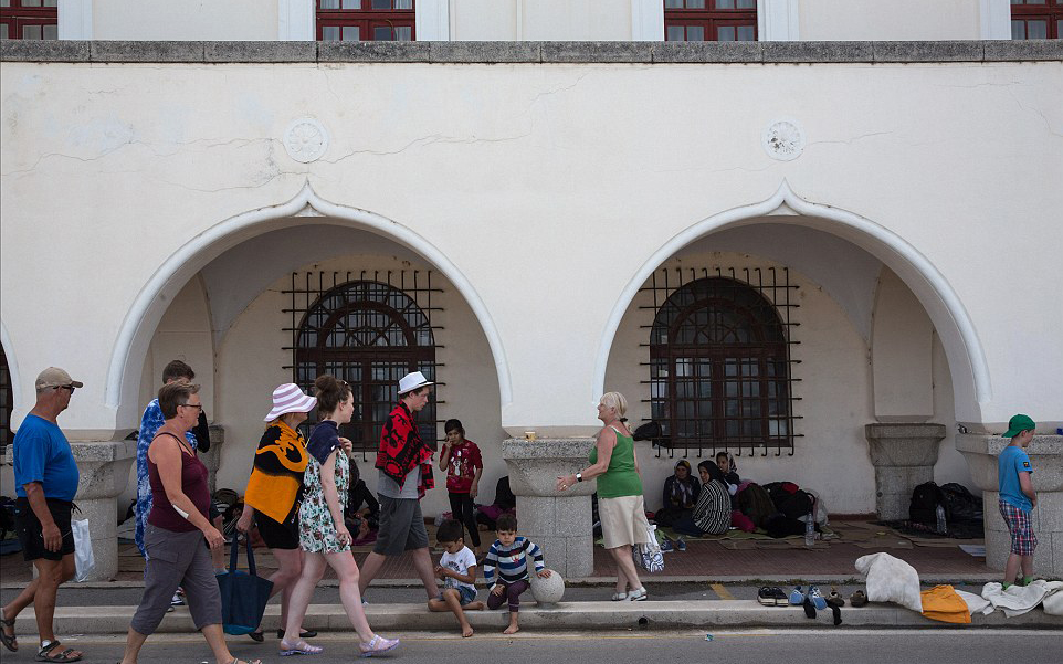 dailymail-οι-μετανάστες-συνθέτουν-σκηνικό-κό-2085473