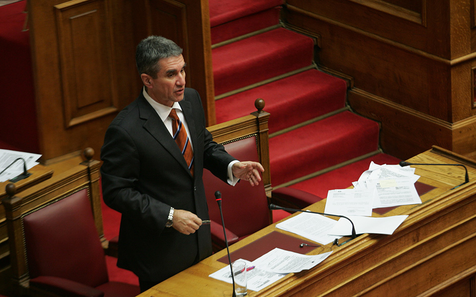 πρωτοφανές-άδειασμα-στον-λαφαζάνη-απ-2083294