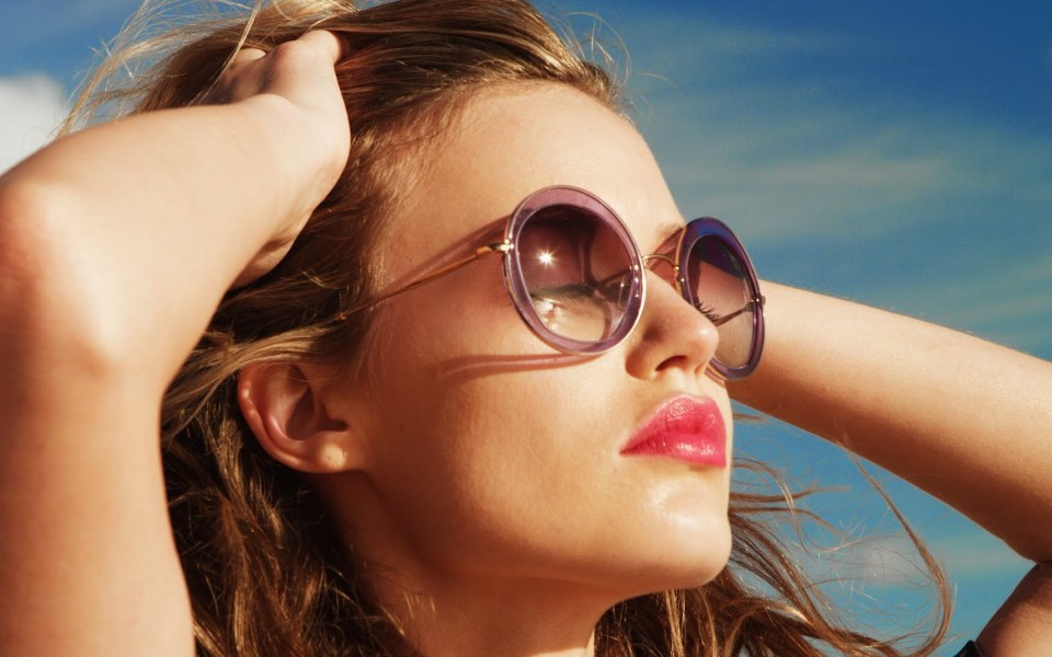 h-georgia-may-jagger-πρωταγωνιστεί-στη-νέα-καμπάνια-sunglass-hut-2085594