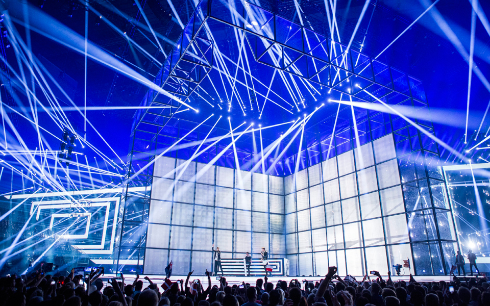 ακροβατώντας-με-αναίδεια-ανάμεσα-στο-2083258