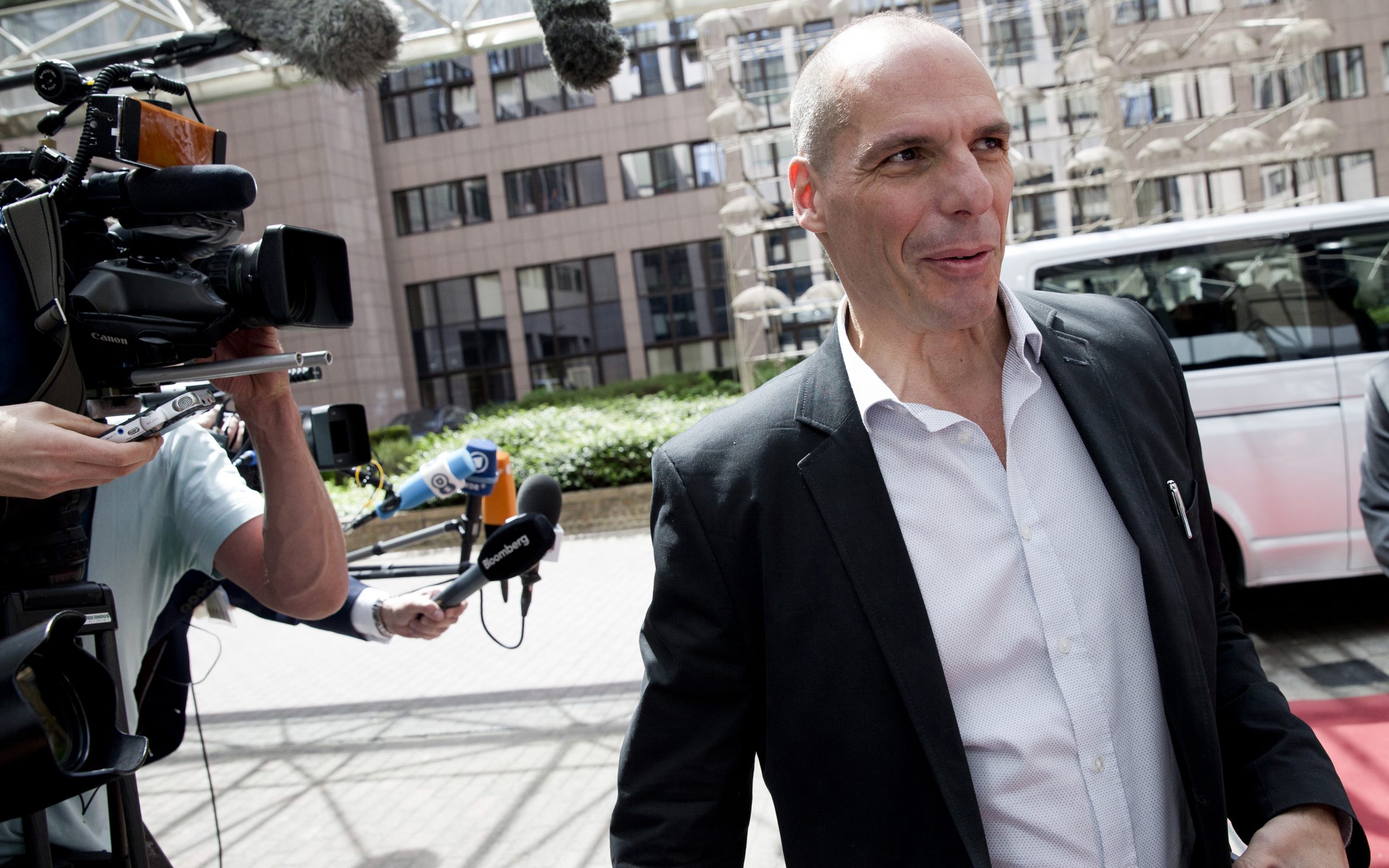 μειώνονται-οι-αμοιβές-της-διοίκησης-τ-2084547