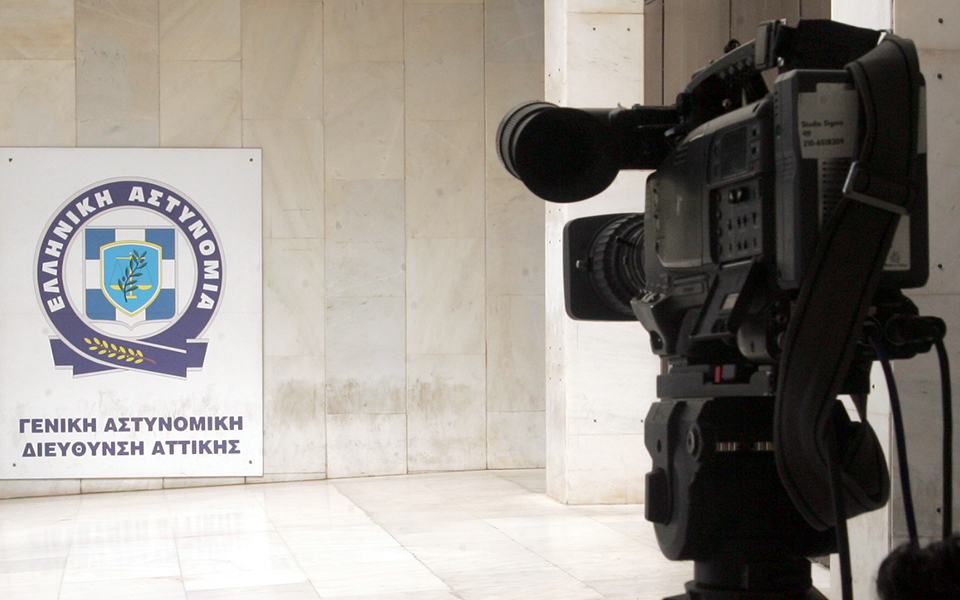 σπείρα-εκβιαστών-δρα-μέσω-κοινωνικών-2082014