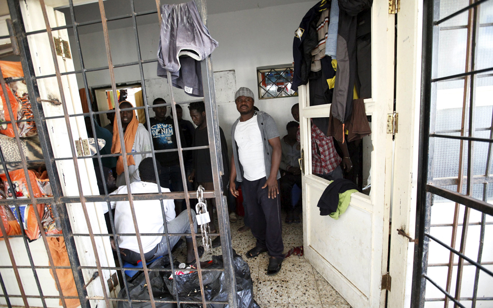 δίκοπο-μαχαίρι-η-ανάληψη-δράσης-2085278