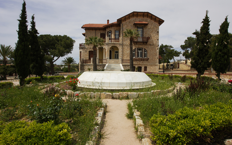 σύρος-ο-19ος-αιώνας-αγκαλιάζει-ένα-νη-2083269