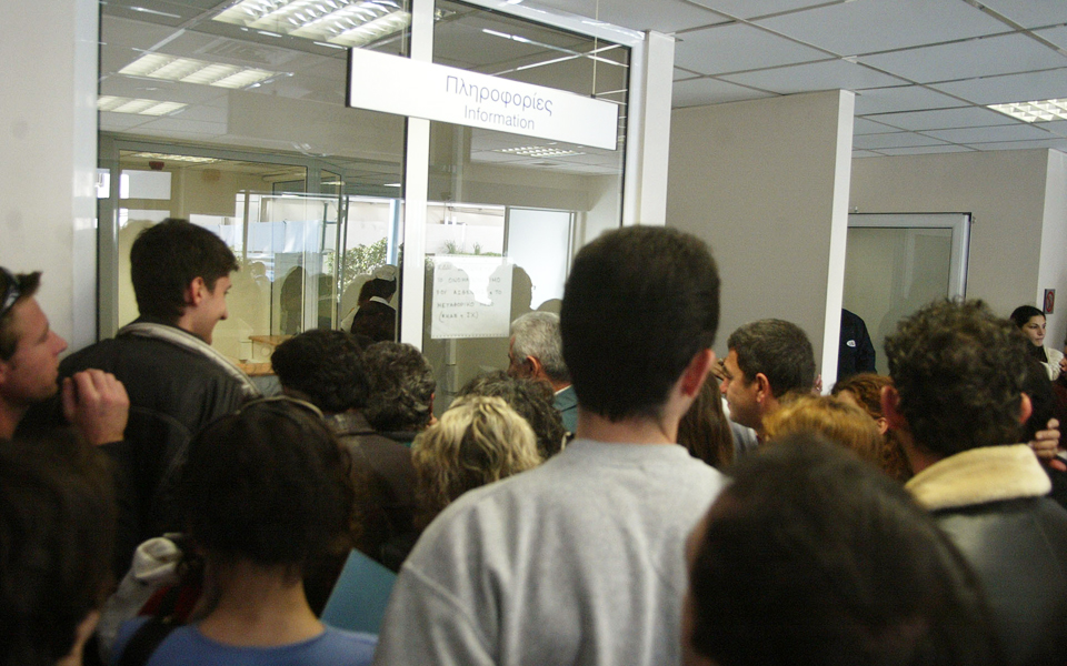 οι-γιατροί-εξετάζουν-με-τη-βοήθεια-το-2085846