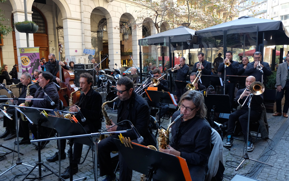 η-μουσική-ζωντανεύει-το-κέντρο-της-αθή-2085525