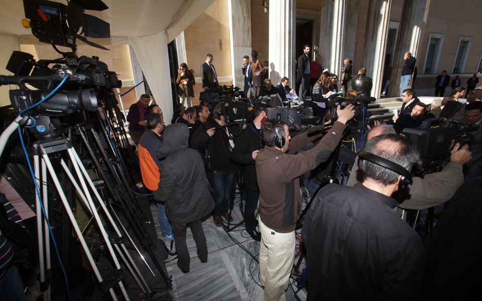 ο-καναπές-οι-δορυφόροι-και-άλλες-ιστορ-2082359