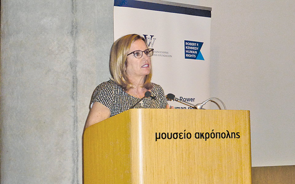 στη-διάλεξη-της-kέρρυ-kέννεντυ-θέση-και-2087579