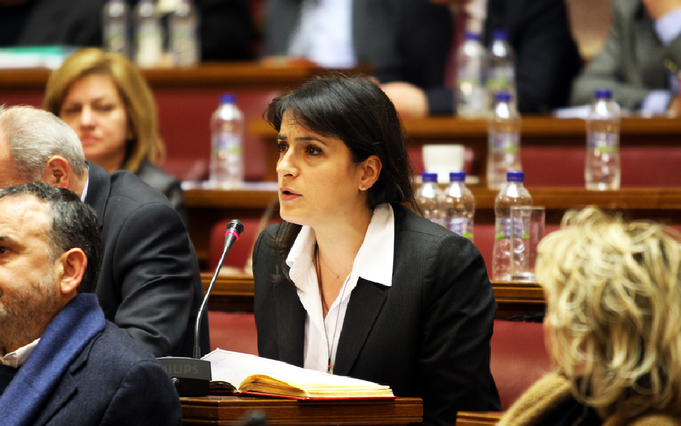 ερωτηματικά-για-πολυεθνική-που-μιλά-γ-2089130