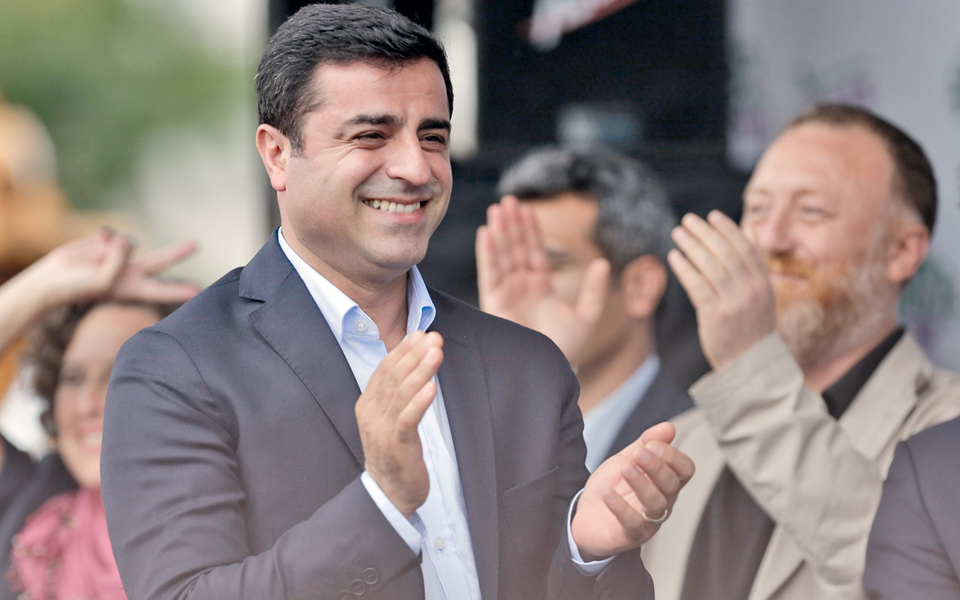 ο-ποπ-σταρ-από-το-ελαζίγκ-που-σιδερών-2087617