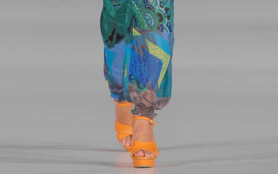 χρωματιστά-πέδιλα-για-casual-chic-εμφανίσεις-2088863