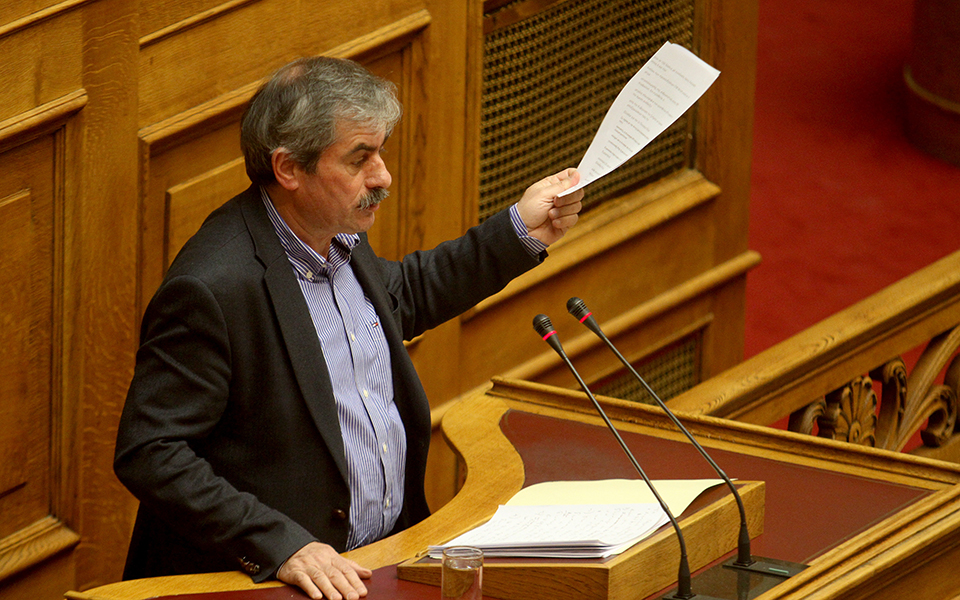 πετράκος-όσοι-διαδηλώνουν-φωνάζοντα-2089214