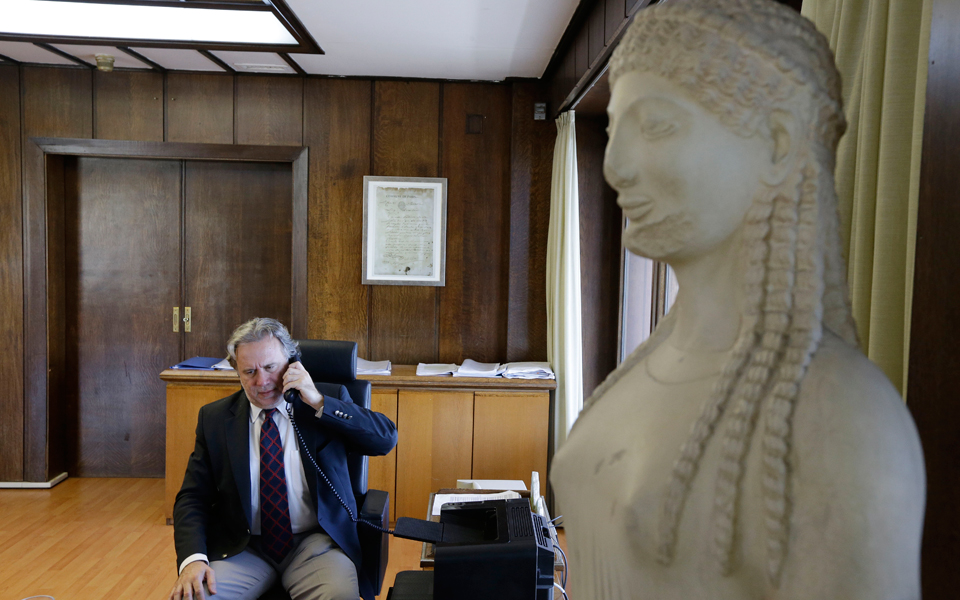 μακαρόν-στο-γραφείο-του-υπουργού-2086194