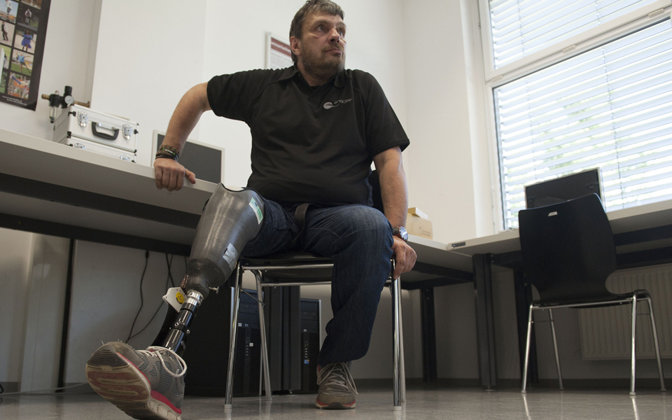 καινοτόμο-πρόσθετο-πόδι-με-αίσθηση-αλ-2087192