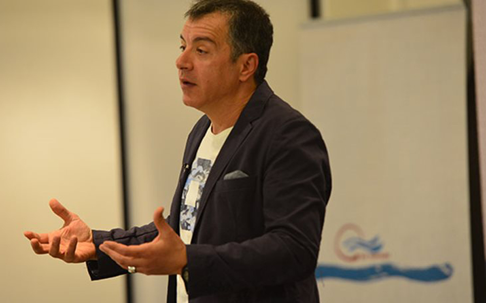 στ-θεοδωράκης-ετοιμο-να-αναλάβει-ευθ-2086218