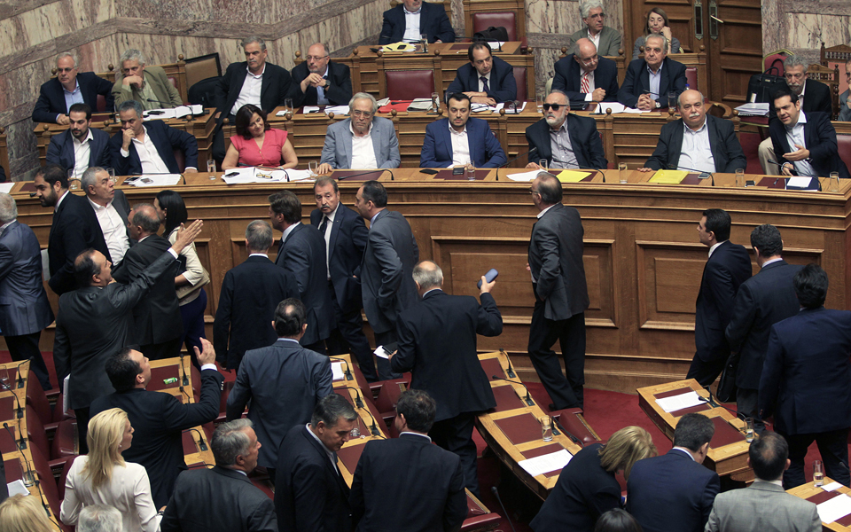 με-ψήφους-συριζα-ανελ-χ-α-το-δημοψήφισ-2090692