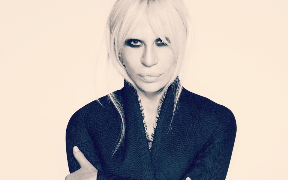 h-donatella-versace-σπάει-τους-κανόνες-στη-νέα-καμπά-2090252
