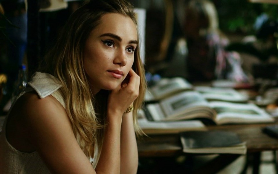 η-suki-waterhouse-μας-ξεναγεί-στη-ντουλάπα-της-2093570