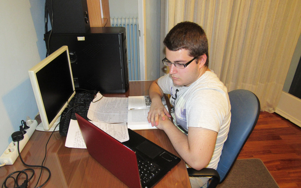 μικρός-ελληνας-φιλόσοφος-με-διεθνείς-2093951