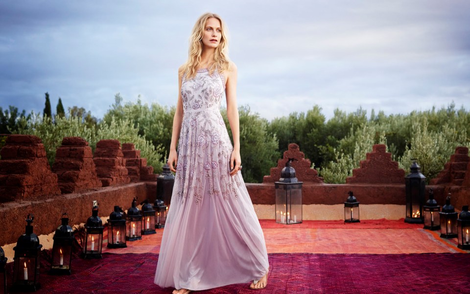 κομψοί-συνδυασμοί-με-ένα-maxi-φόρεμα-2093592