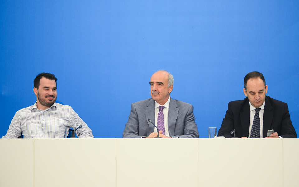 αναμονή-στο-γαλάζιο-ατμ-2092842