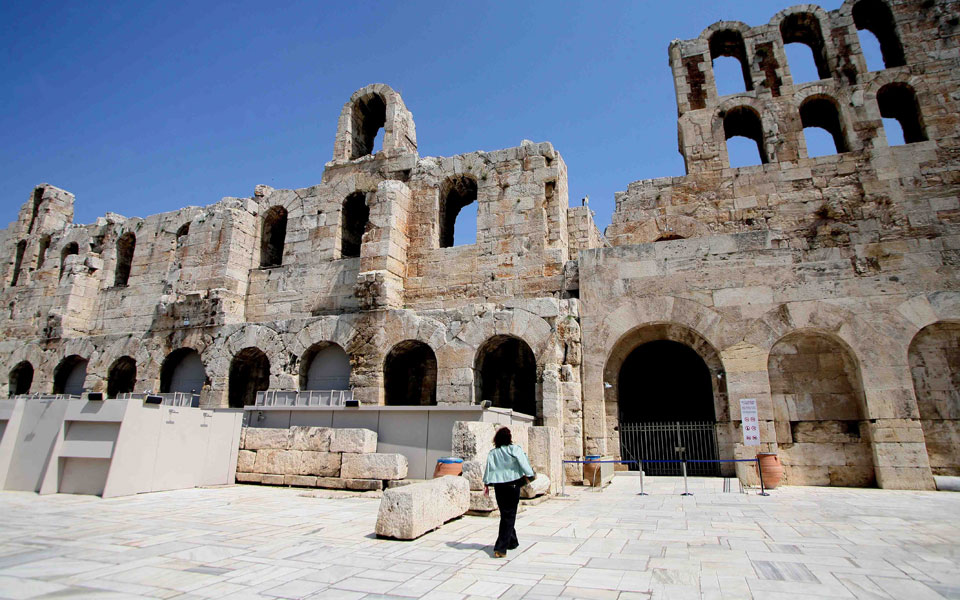 αναβάλλεται-η-φιλόδοξη-kάρμεν-της-λυ-2092613