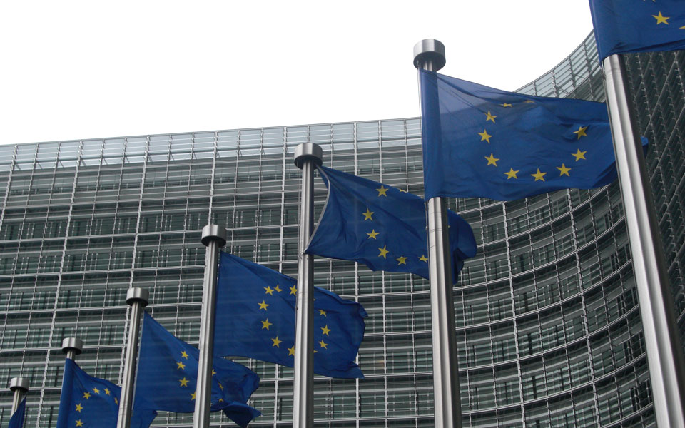 σε-ελληνικά-γραφεία-ολόκληρη-η-κομισι-2095501