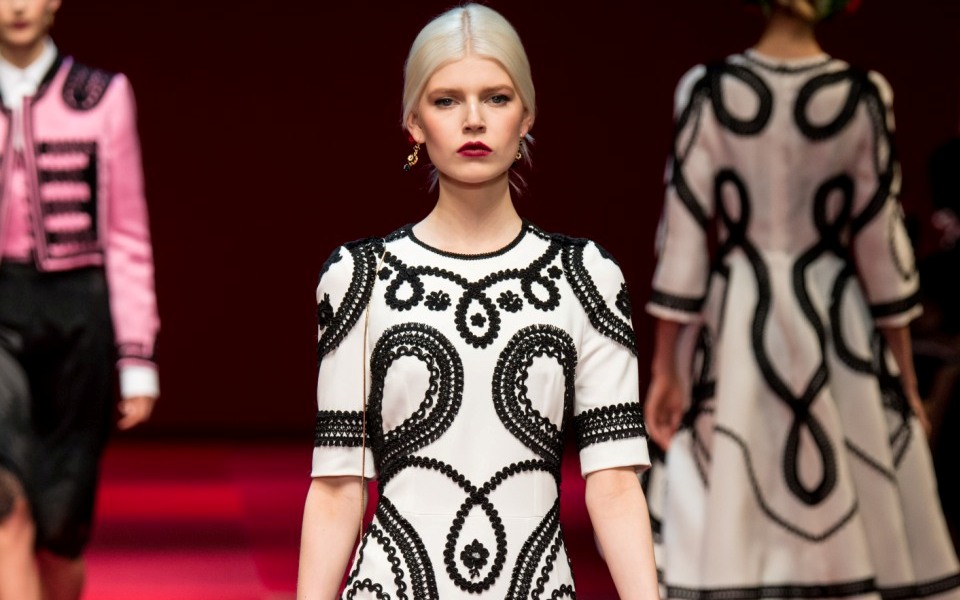 5-ασπρόμαυρα-φορέματα-για-κομψά-office-looks-2092313