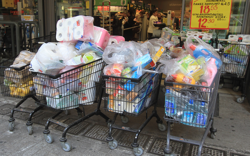 εφοδος-πανικόβλητων-αθηναίων-στα-σού-2091591