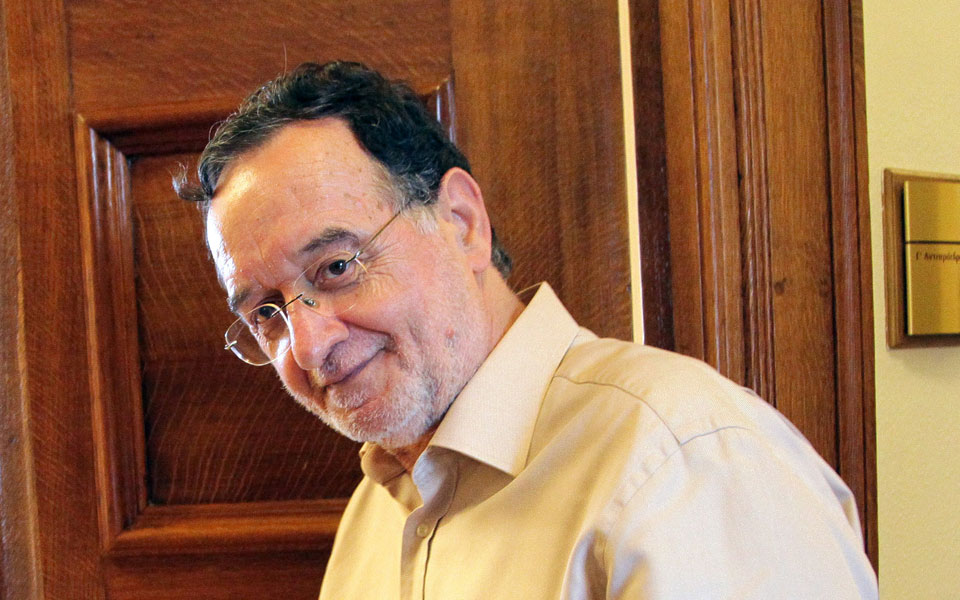 από-τα-υπόγεια-του-περισσού-2094040