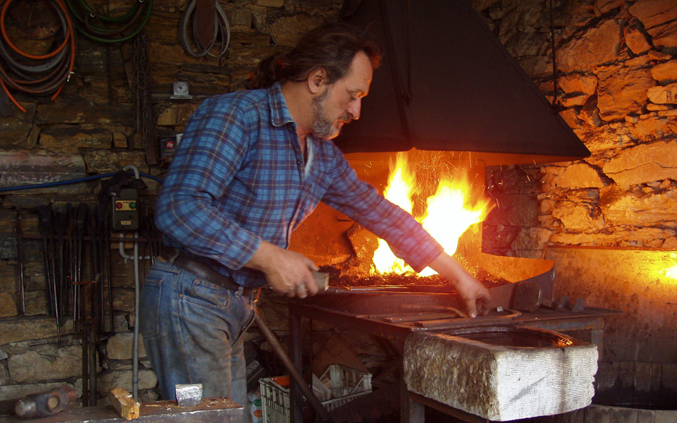 τηνιακό-μάρμαρο-και-μέταλλο-η-αναπαρά-2094416