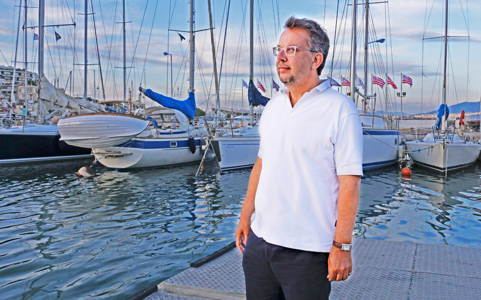 η-ελλάδα-φουσκωτό-στα-κύματα-2092475