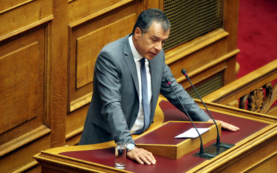 εξετάζει-τη-μομφή-ο-κ-στ-θεοδωράκης-2093045