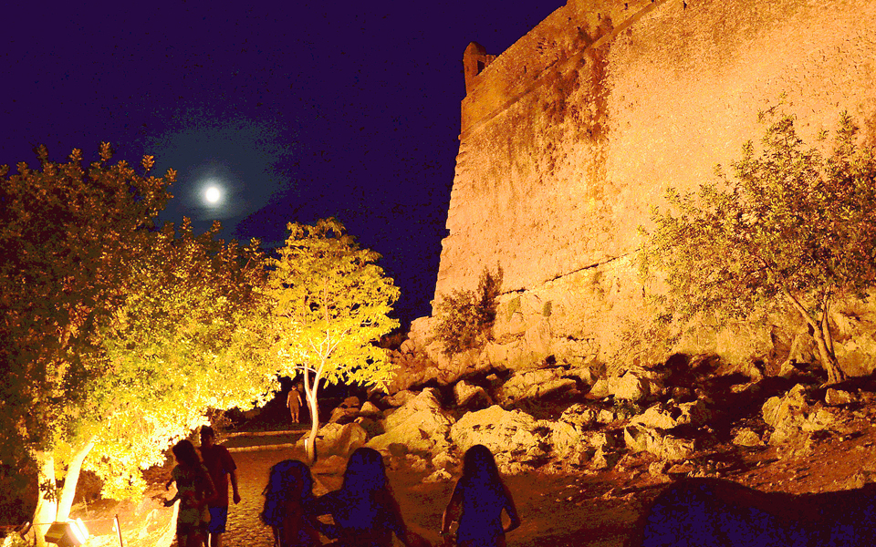 γιορτές-σε-όλη-τη-χώρα-υπό-το-φως-της-πα-2097234