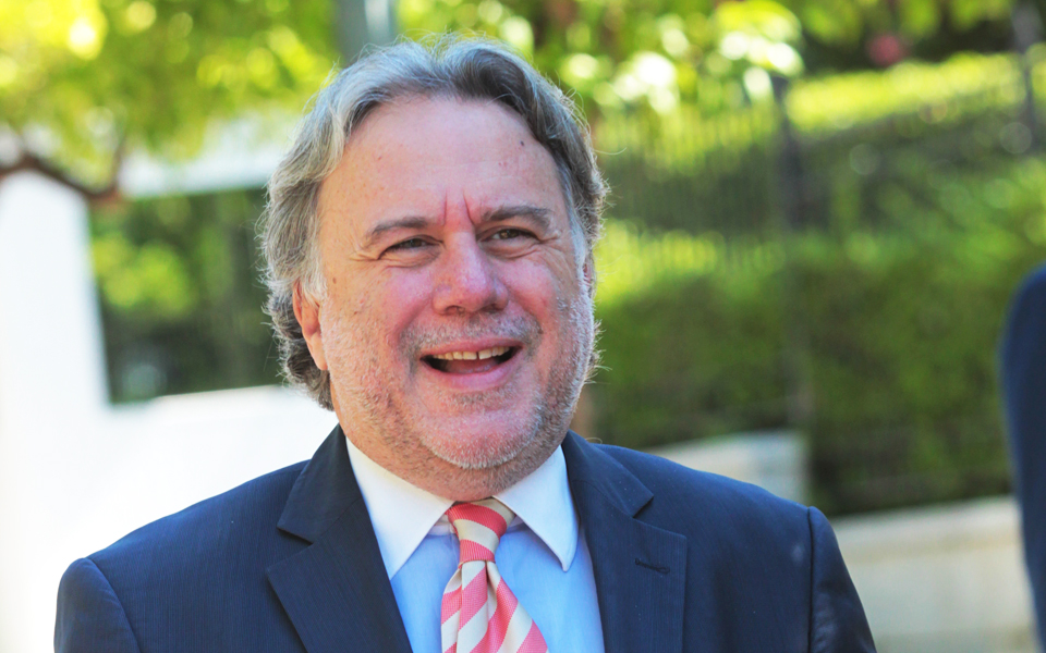 σε-αναμμένα-κάρβουνα-καθώς-το-φεκ-δε-2097704