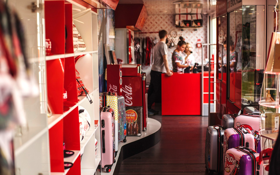 το-εντυπωσιακό-coca-cola-pop-up-store-επισκέπτεται-τη-χ-2099316